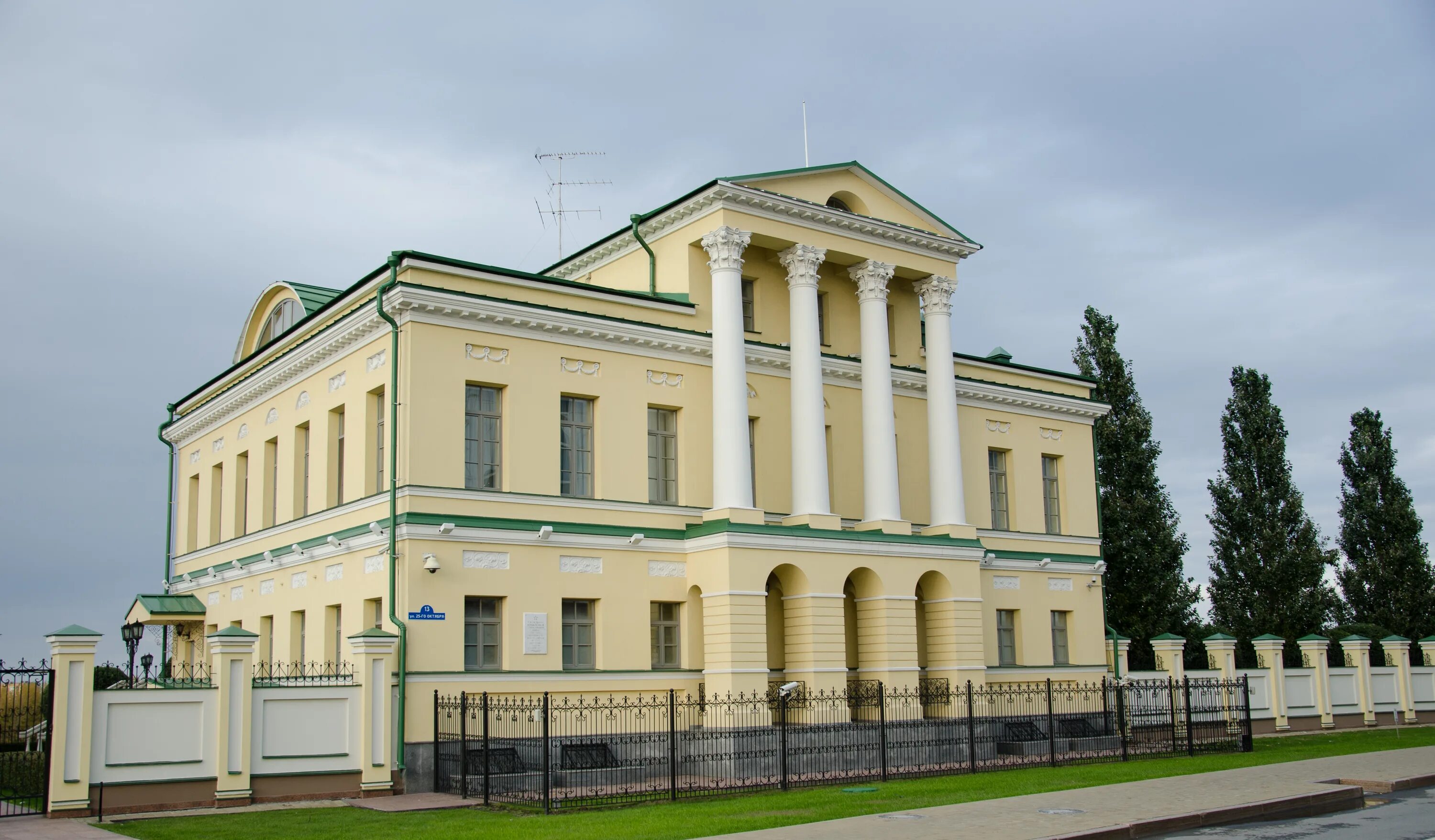 Сайты тюмени дом. Народный дом Тюмень. Дом благородного собрания Тюмень. Дом губернатора Тюмень. Исторические здания Тюмени.