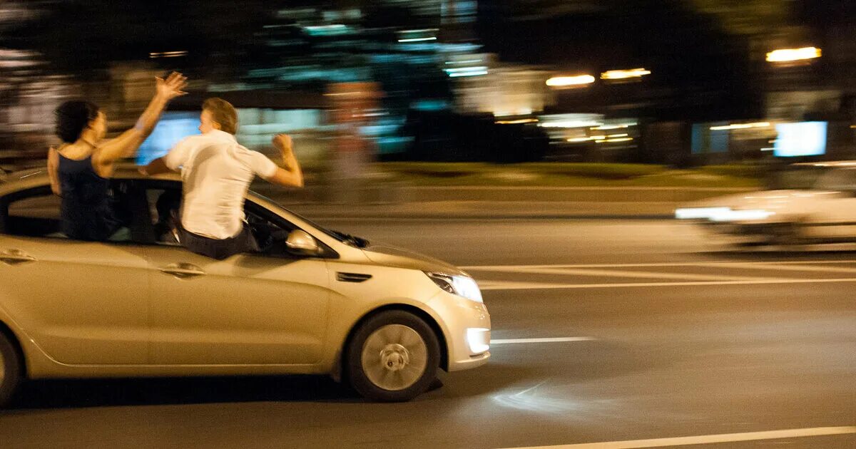 Вождение авто. Прыгающая машина. Учу подругу кататься на машине и прыгать. Девушка водитель. Подруги в кабриолете.
