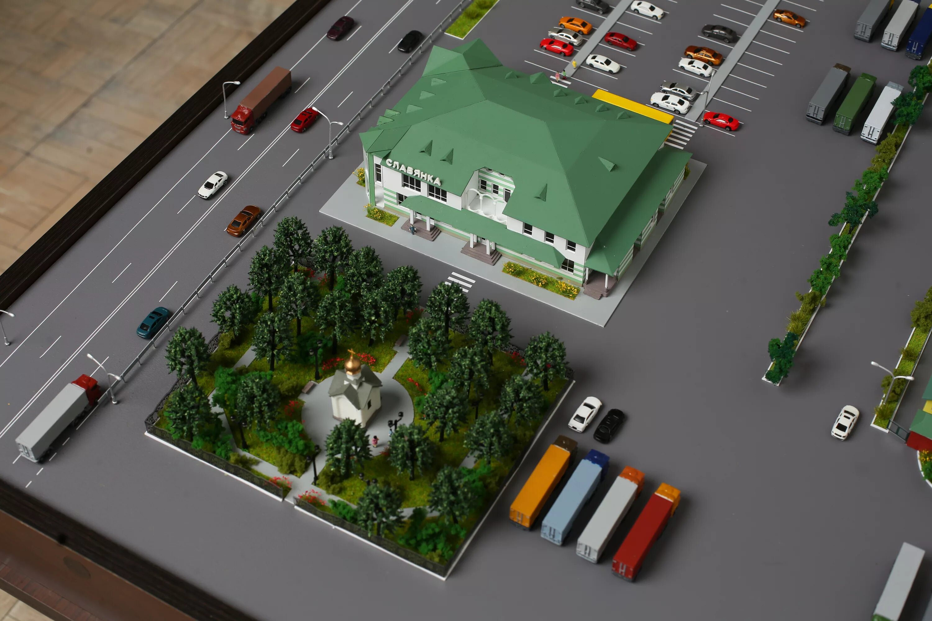 Макет парковки для детского сада. Парковка для моделей машинок. Архитектурный макет. Макет стоянки. Макет дома с парковкой.