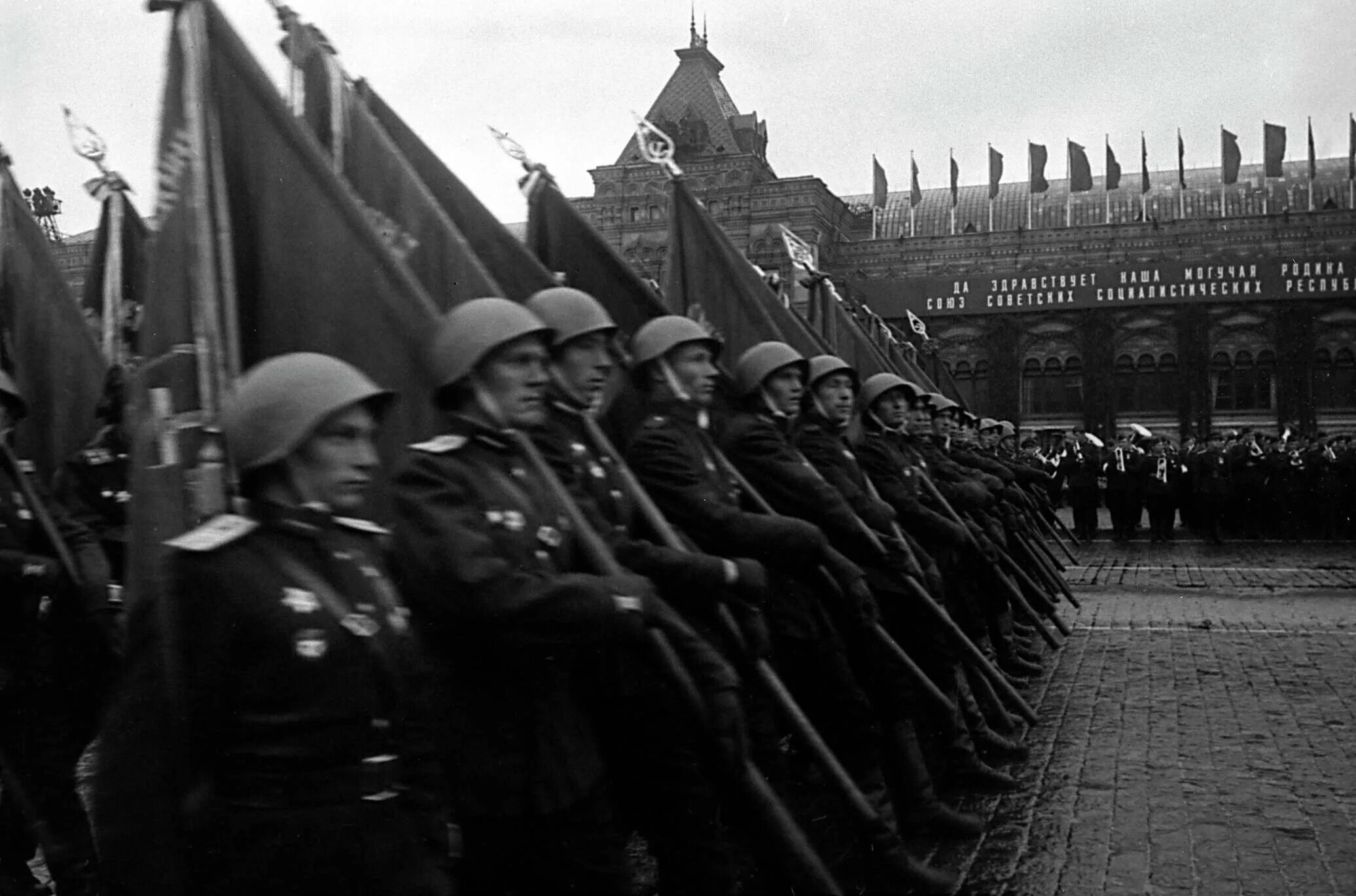 Фото победы великой отечественной войны 1941 1945. Знаменосцы на параде Победы 1945. Парад Победы СССР 1945. Кадры советского парада Победы 1945.