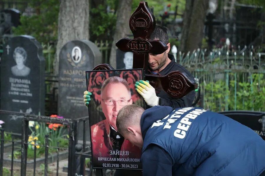 Могила. Кладбище. Могила Вячеслава Зайцева. Могила на кладбище.