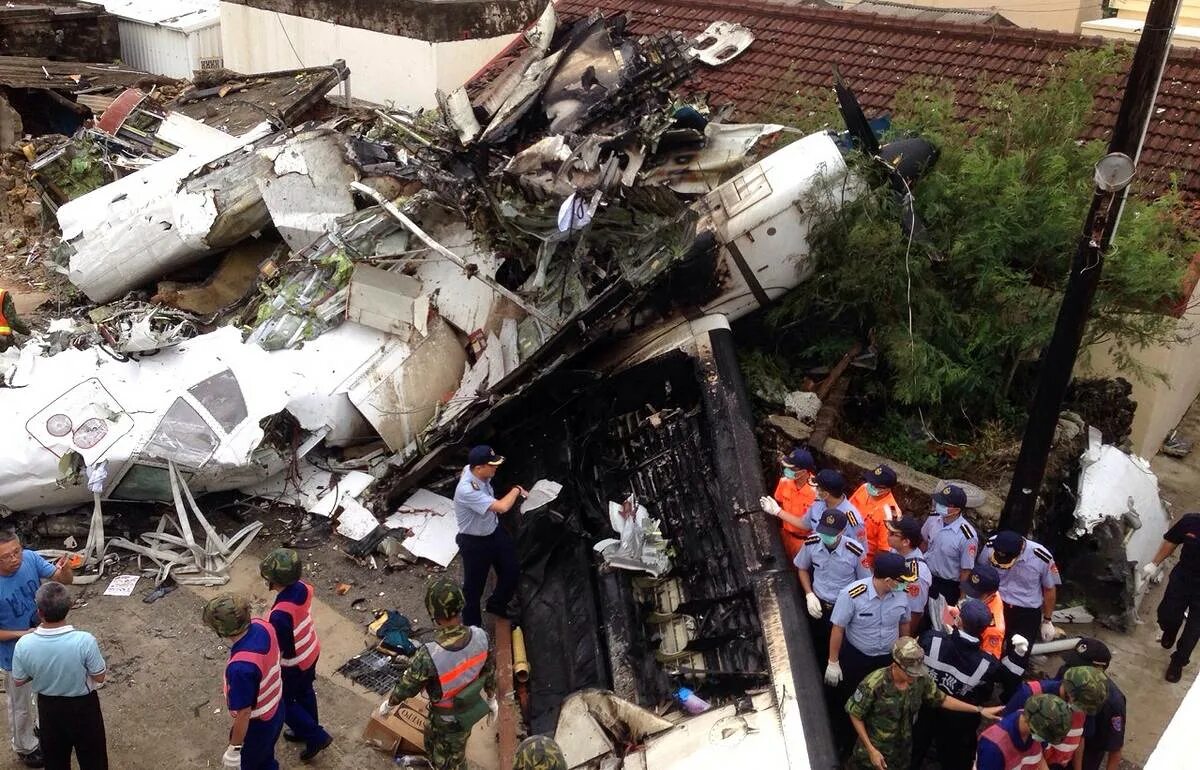 Чьи самолеты разбились. Катастрофа ATR 72 В аэропорту Пэнху. Тель-Авив Новосибирск авиакатастрофа. Тайвань авиакатастрофа.