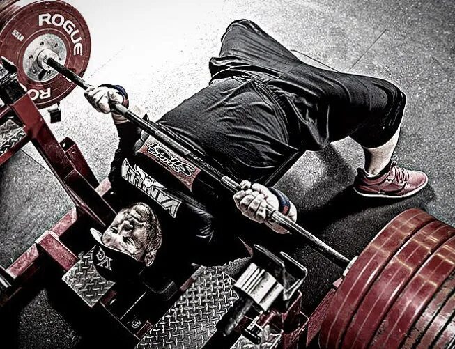 Спорт пауэрлифтинг. Тяжелоатлет со штангой. Штанга и гантели. Лифтерский жим лежа. Пауэрлифтинг жим лежа.