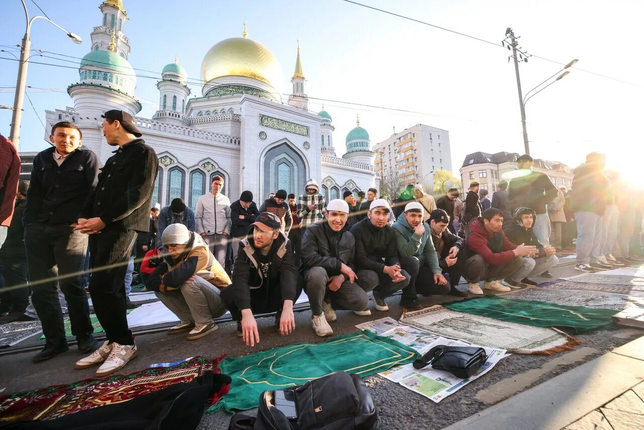 Ураза байрам 2024 в дагестане какого. Ураза Соборная мечеть Москва. Байрам в Москве. Мусульманский праздник в Москве. Праздник Ураза байрам Москва.