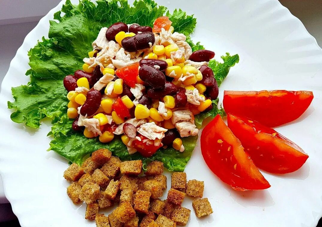 Салат фасоль сыр чеснок рецепт. Салат с фасолью и сухариками и кукурузой и курицей. салат с фасолью и сухариками и кукурузой. салат с фасолью и сухариками и курицей и помидорами. салат из красной фасоли с сухариками и кукурузой.