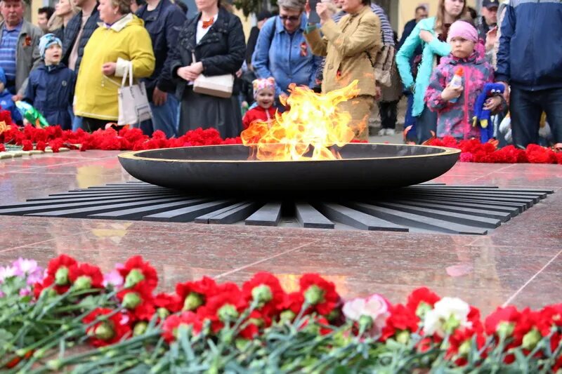 Звезда огонь 9 мая. Емориальный комплекс "вечный огонь Одинцово. Вечный огонь город Слободской. Вечный огонь Киров 2002. Цветы у вечного огня.