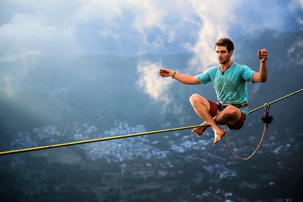 Слэклайн над Рио-де-Жанейро. Человек на канате. Экстремальные виды спорта. Рисковать жизнью.