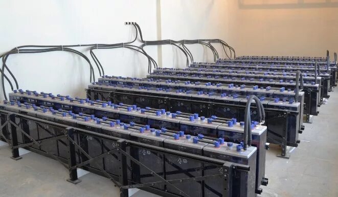 аккумуляторные батареи на подстанции. аккумуляторная батарея щпт. аккумуляторная батарея на тэс. аккумуляторные батареи на подстанции. аккумуляторная батарея на пс 110кв тип.