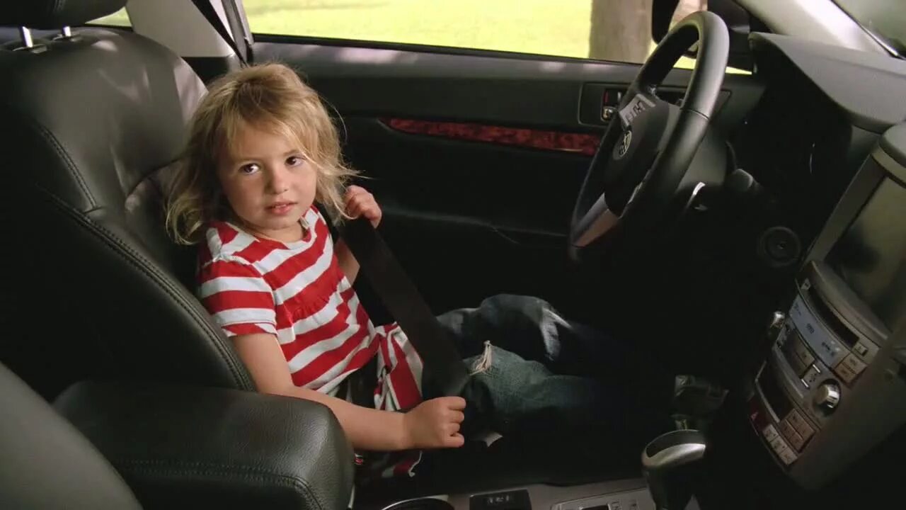 Child play with car. Маленькая девочка за рулем. Детские электромобили. Ребёнок за рулём автомобиля. Ребёнок за рулём машины.