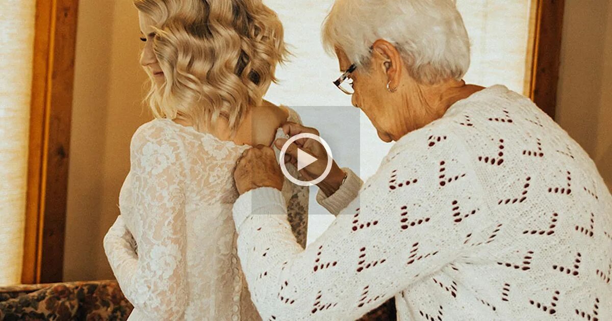Бабушка одела внучку. Что одеть бабушке на свадьбу внучки. Конкурс бабушка и внучка. Одень бабушку на торжество картинки.