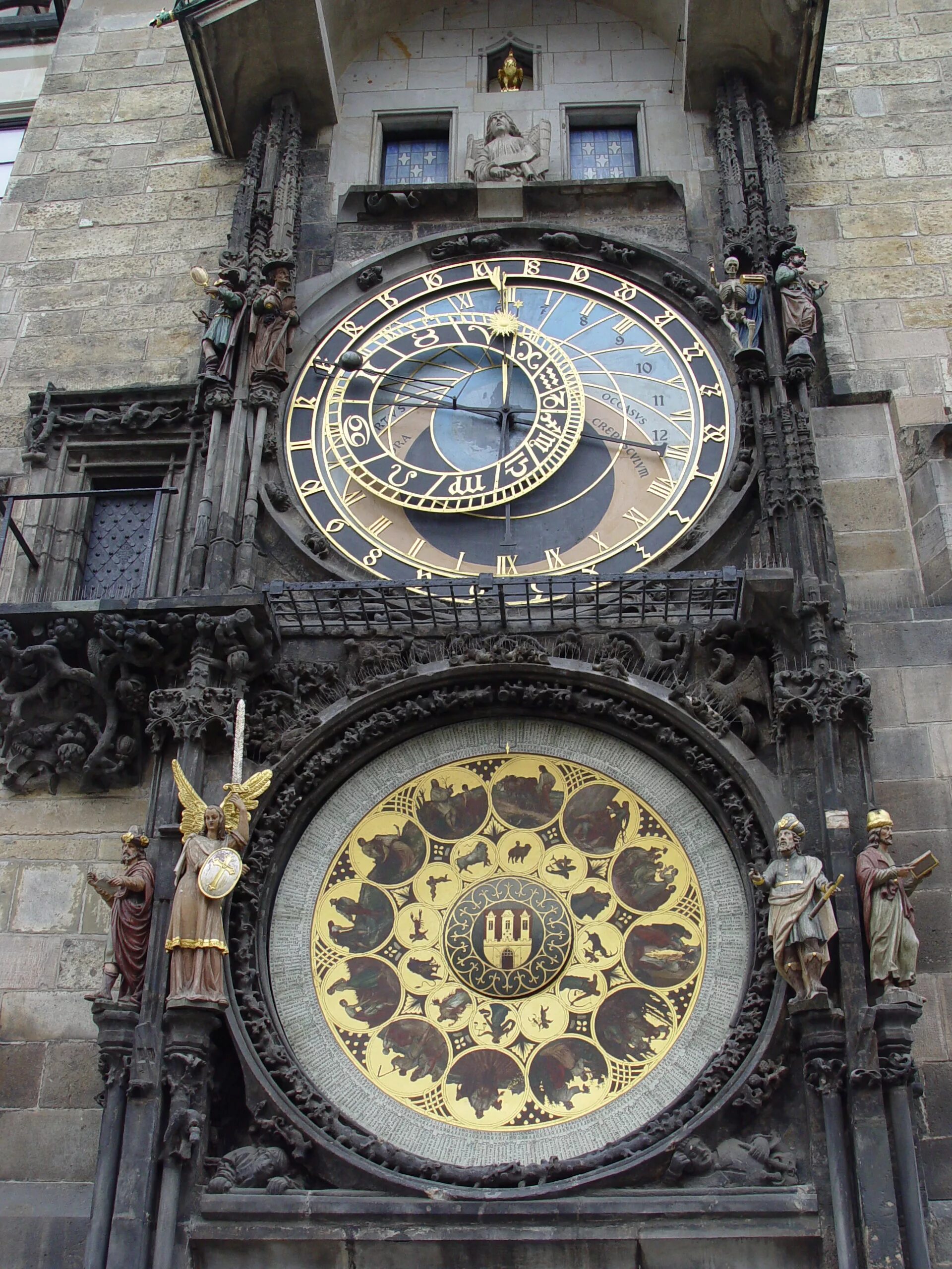 Часы Орлой в Праге. Пражские куранты Орлой. Башня Орлой Прага. Пражские куранты Староместская площадь. Часы среднего уровня