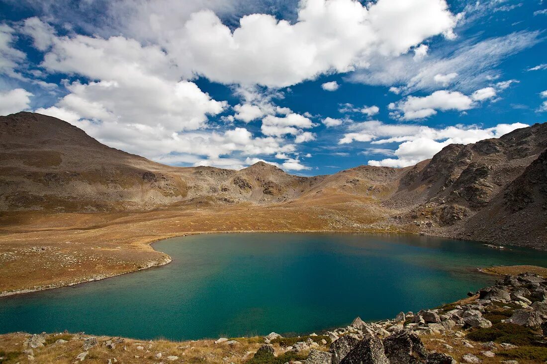 крупнейшее высокогорное озеро