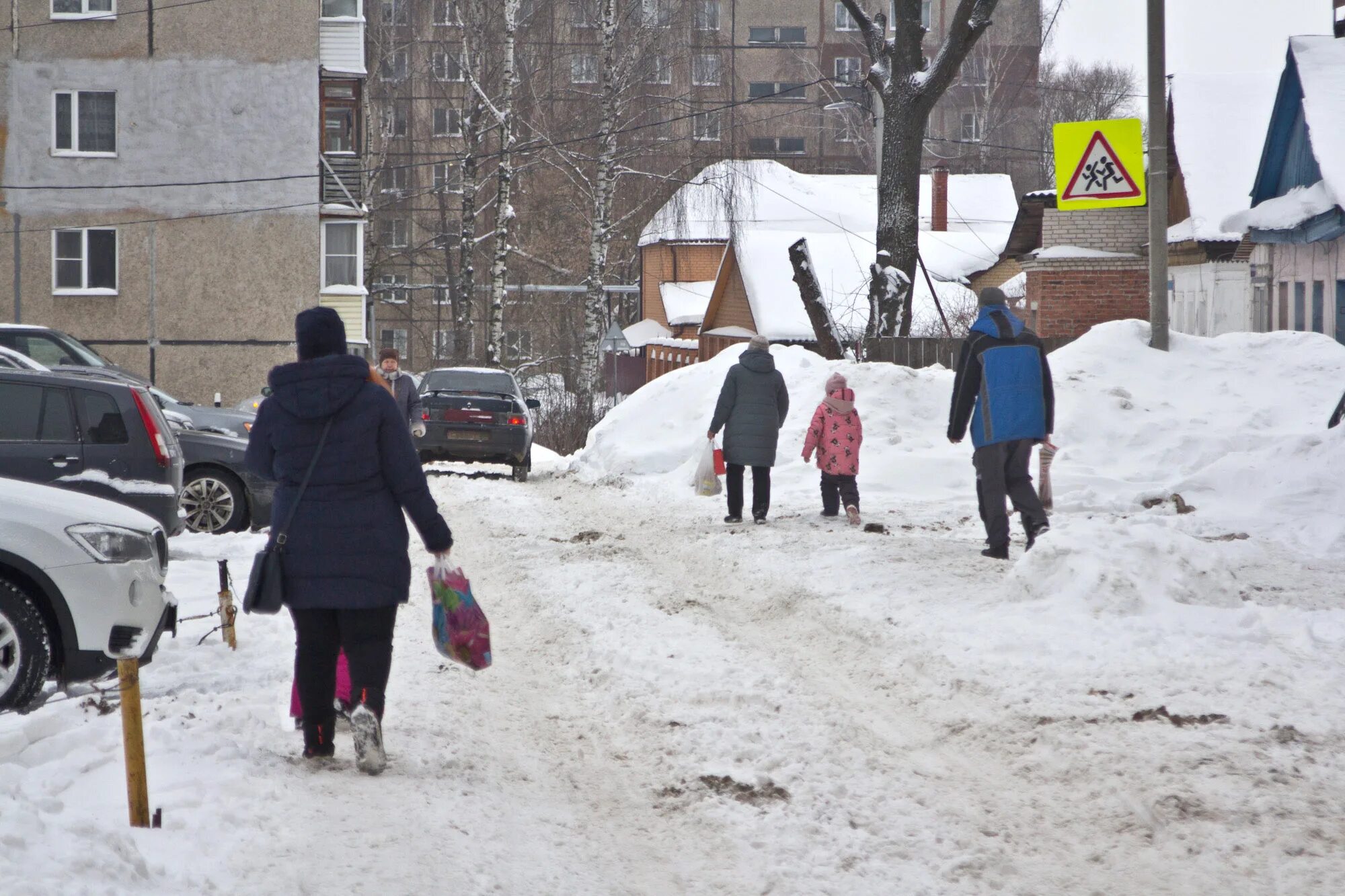 Жители города жалуются. Неочищенные от снега улицы Москвы. Неочищенные от снега улицы Москвы сегодня. Тында жители на улицах. Нечищенная от снега улица.