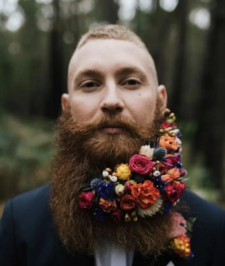 Украшения для бороды. Цветы в бороде. Борода с цветочками. Жених с бородой. Борода украшает