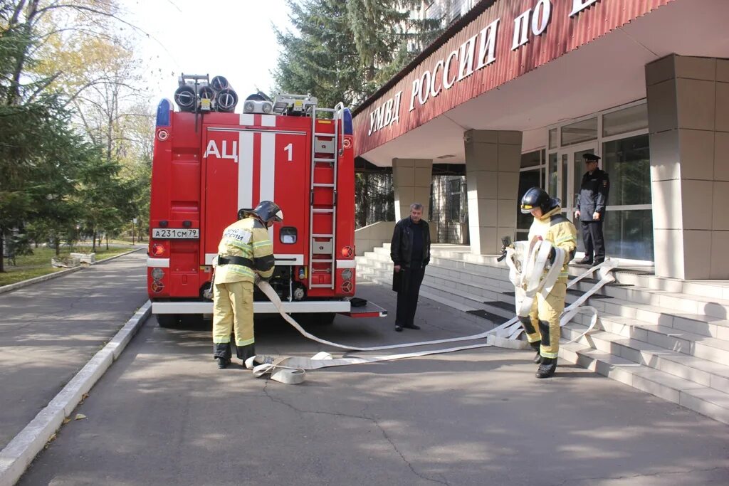 Пожарная тревога. В здании сработала пожарная тревога. Тревога в пожарной части. Пожарная тревога картинки. Пожарная тревога эвакуация