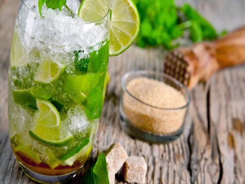 Вода мохито. Лимонад Мохито. Мохито лимонад безалкогольный. Mojito напиток алкогольный. Слабоалкогольные коктейли Мохито.