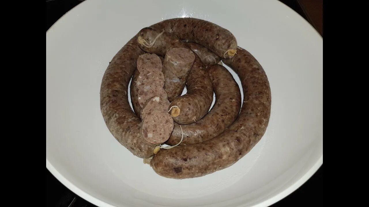 Протухшая ливерная колбаса. Ливерная колбаса. ливерная колбаса домашняя. ливерная колбаса в разрезе.