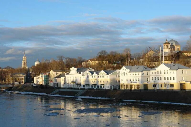 Торжок численность. Торжок набережная тверцы. Торжок панорама. Торжок численность. Торжок исторический центр.