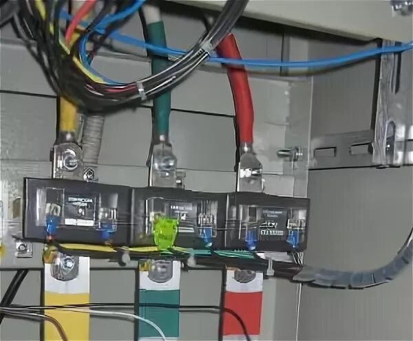 Установка тт. 4 кв проходной. Щит 380 3 фазный меркурий 231. Схема подключения трехфазного счетчика через трансформаторы тока. Крепёж проходного трансформатора тока тти 30.