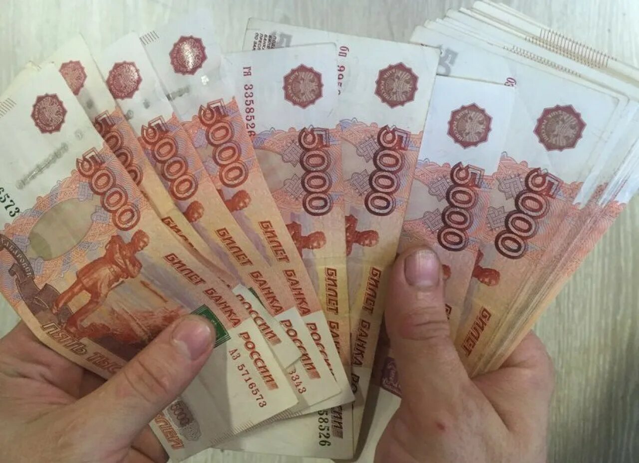 Пятитысячные купюры в руках. 5000 Рублей в руках. СТО тысяч рублей в руках. Пять тысяч рублей в руке.