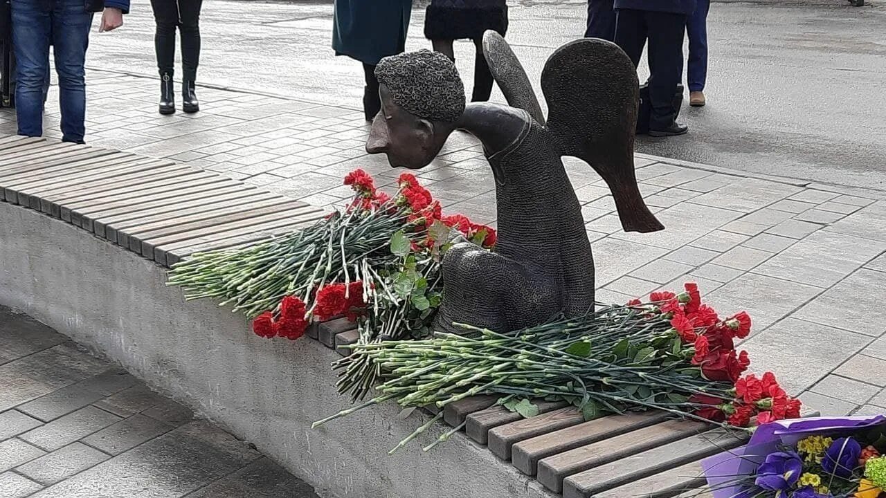 Памятник погибшим врачам в Петербурге. Памятник врачам погибшим от коронавируса в Питере. Памятник погибшим медработникам. Память умерших детей