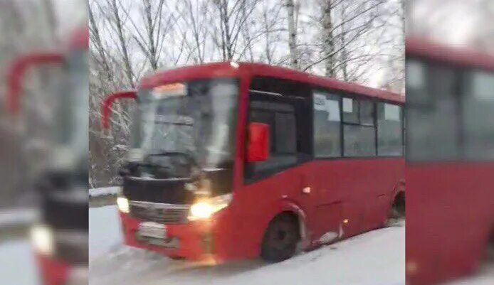 Красный автобус нижний новгород. Красная маршрутка Ярославль. С оранжевыми поручнями 55 автобус красный. ДТП Ярославль Резинотехника ВАЗ 2112 красного цвета с маршруткой фото.