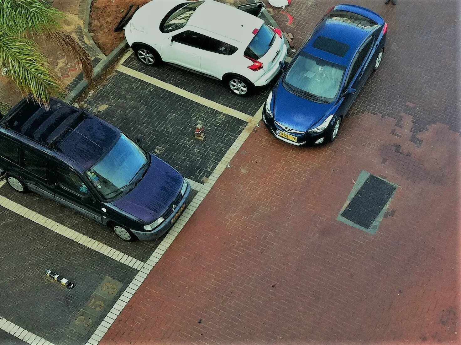 Гражданин сидоров припарковал свой автомобиль на детской. Зажали автомобиль на парковке. Видеоаналитика на парковке. Блокировка парковки. Машину заблокировали на парковке.