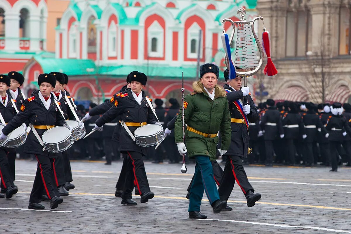 Месяц парад. Московское Суворовское военно-музыкальное училищ. Оркестр штаба ЗВО. Халилов дирижер парад. МВМУ на красной площади.