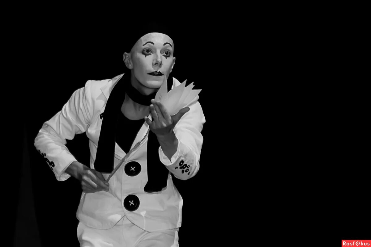 пьеро. гримм пьеро. гримм пьеро из буратино. пьеро буратино грим. кукла арлекин и пьеро.