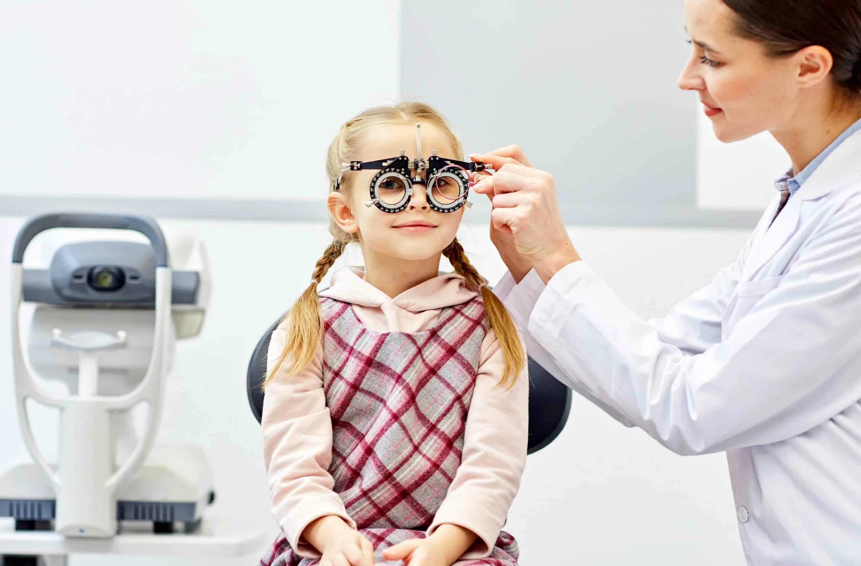 Нарушение зрения в 3. Дети с нарушением зрения. Амблиопия у детей. Детский офтальмолог. Офтальмология дети.