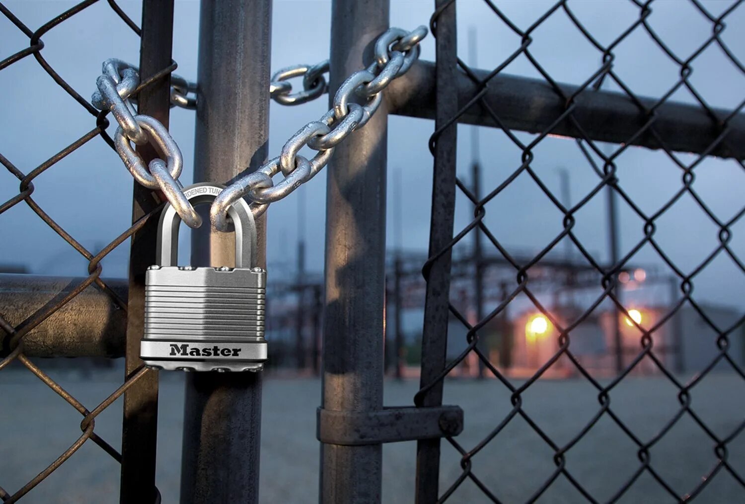 Lock the gate. Chain gate.