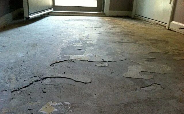 Разбитые полы. Выпучивание бетонного пола. Старый бетонный пол. Некачественная стяжка пола. Кривой бетонный пол.