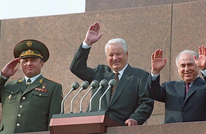 Ельцин на трибуне мавзолея 1995. Ельцин парад Победы 1995. Ельцин 9 мая 1995.