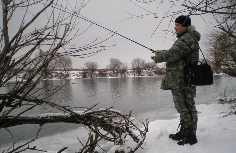 Зимний спиннинг для ловли хищников. Весенняя рыбалка на спиннинг. Весенняя рыбалка в апреле на спиннинг. Рыбак в марте. Рыбалка в марте на озерах