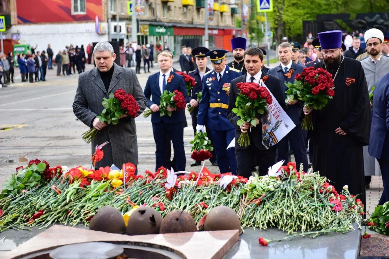 Возложение цветов в годовщину. День Победы цветы у памятника. День Победы в Химках 2023.