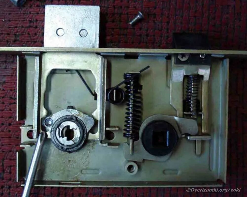 дверной замок в разборе. механизм замка шо 25. атлант шо-25. цилиндровый механизм к замку шо-25. механизм замка шо 25.