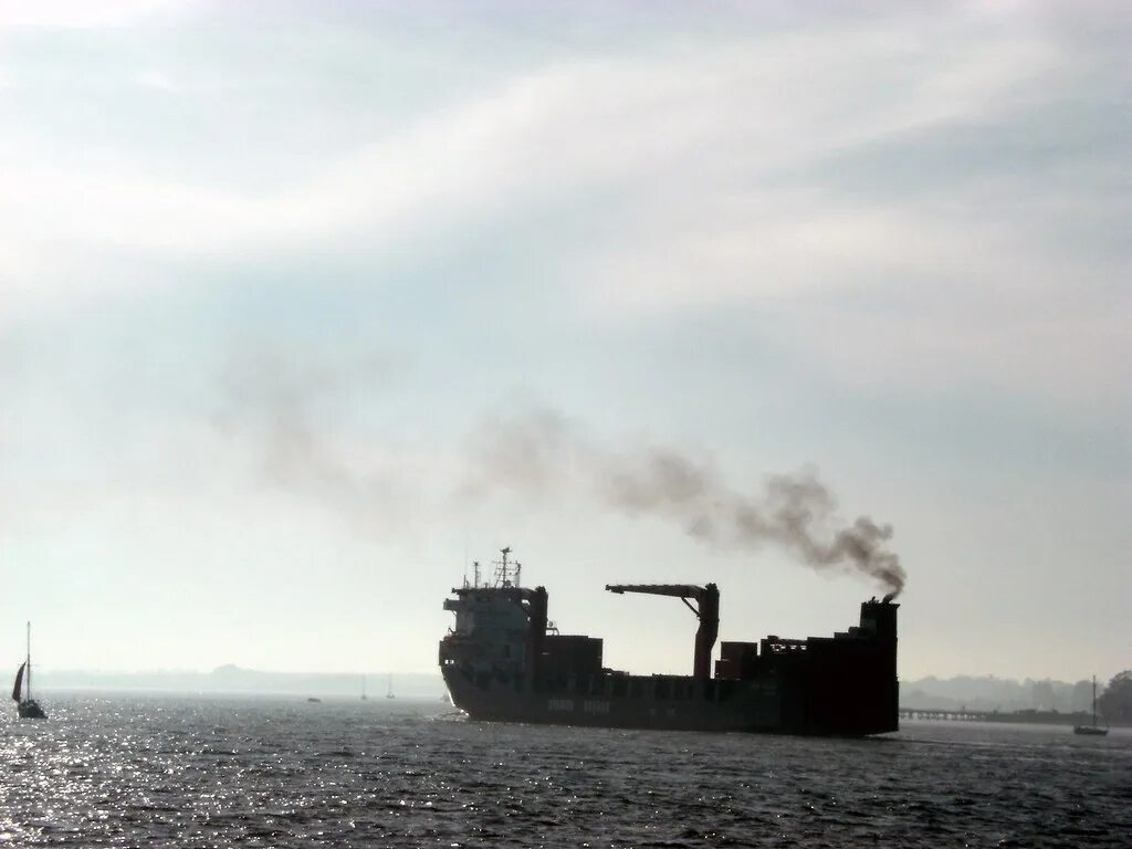 Выбросы в атмосферу судами. Выбросы на судах газовозах. снижение выбросов судов. подсланевые воды. oil pollution from ship.