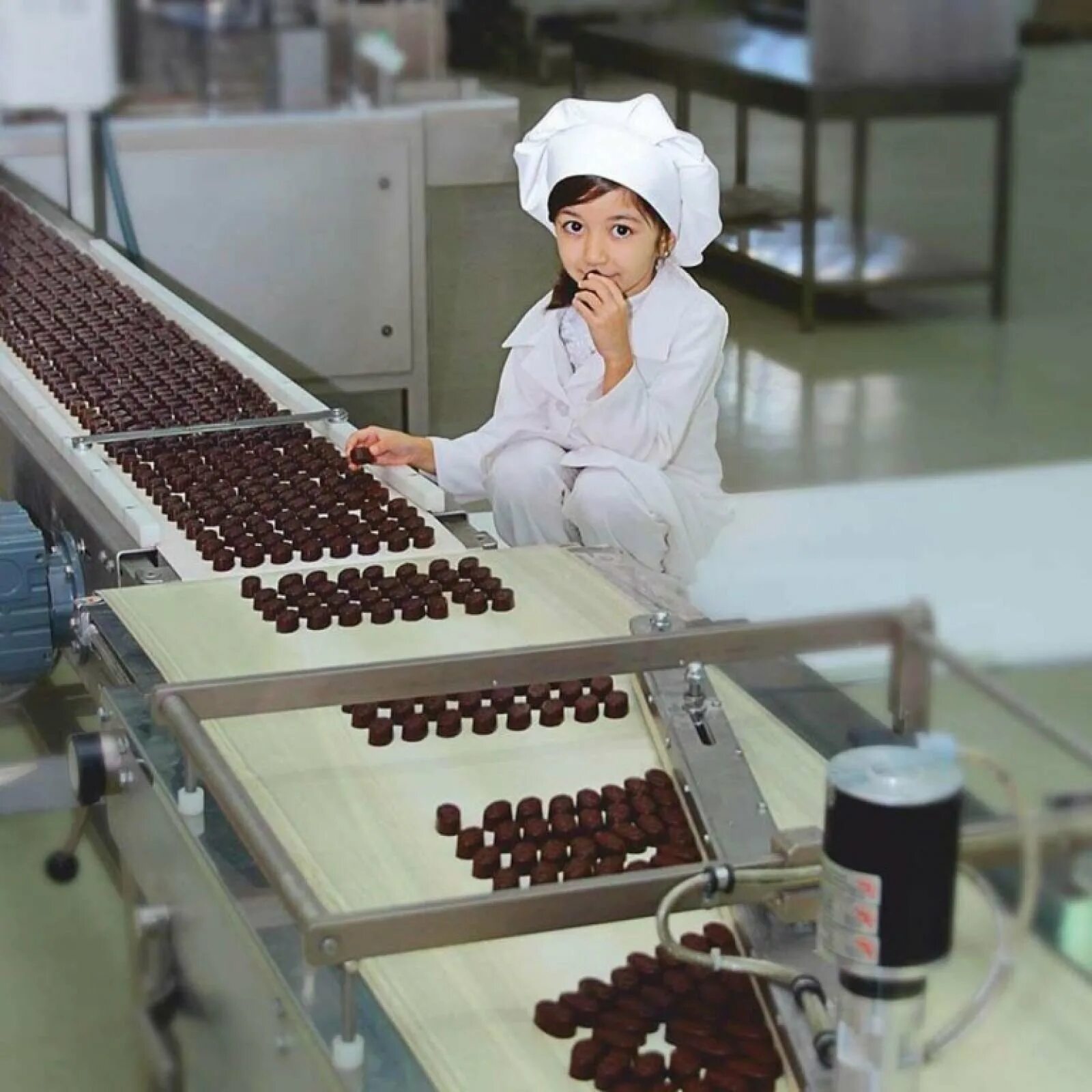 Шоколадный цех. Завод конфет вахта. Упаковщица шоколадных конфет. Фасовка на кондитерскую фабрику. Вахта картинки кондитерские изделия.