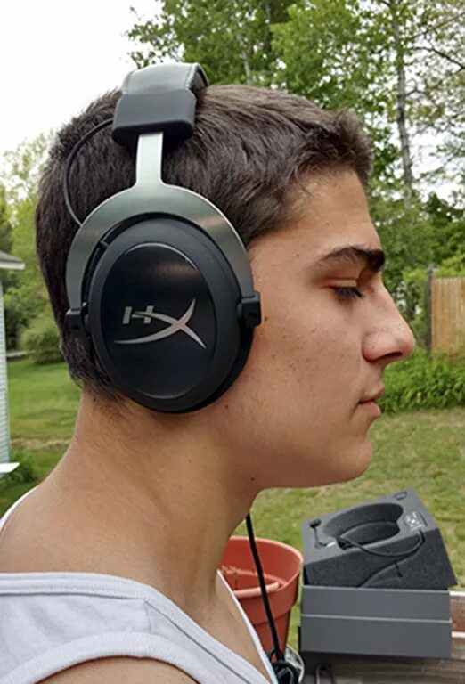 Hyperx cloud ii gun metal. Hyperx cloud 2 gun metal. хайпер х клауд 2 наушники на голове. hyperx cloud 2 на голове. наушники хуперкс клауд.