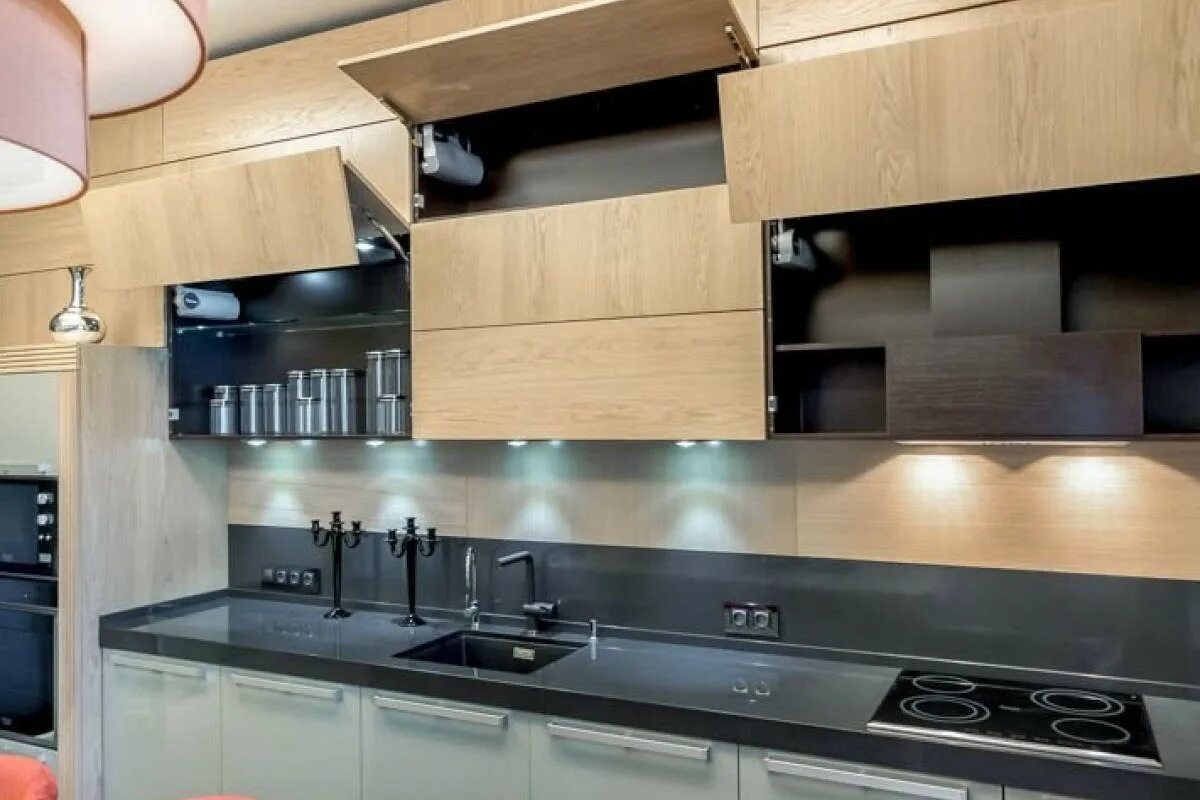 Двухъярусная кухня угловая. Современные кухни без ручек. Кухня 2 уровня. Кухня 2 уровня. Кухня икеа с антресолями.