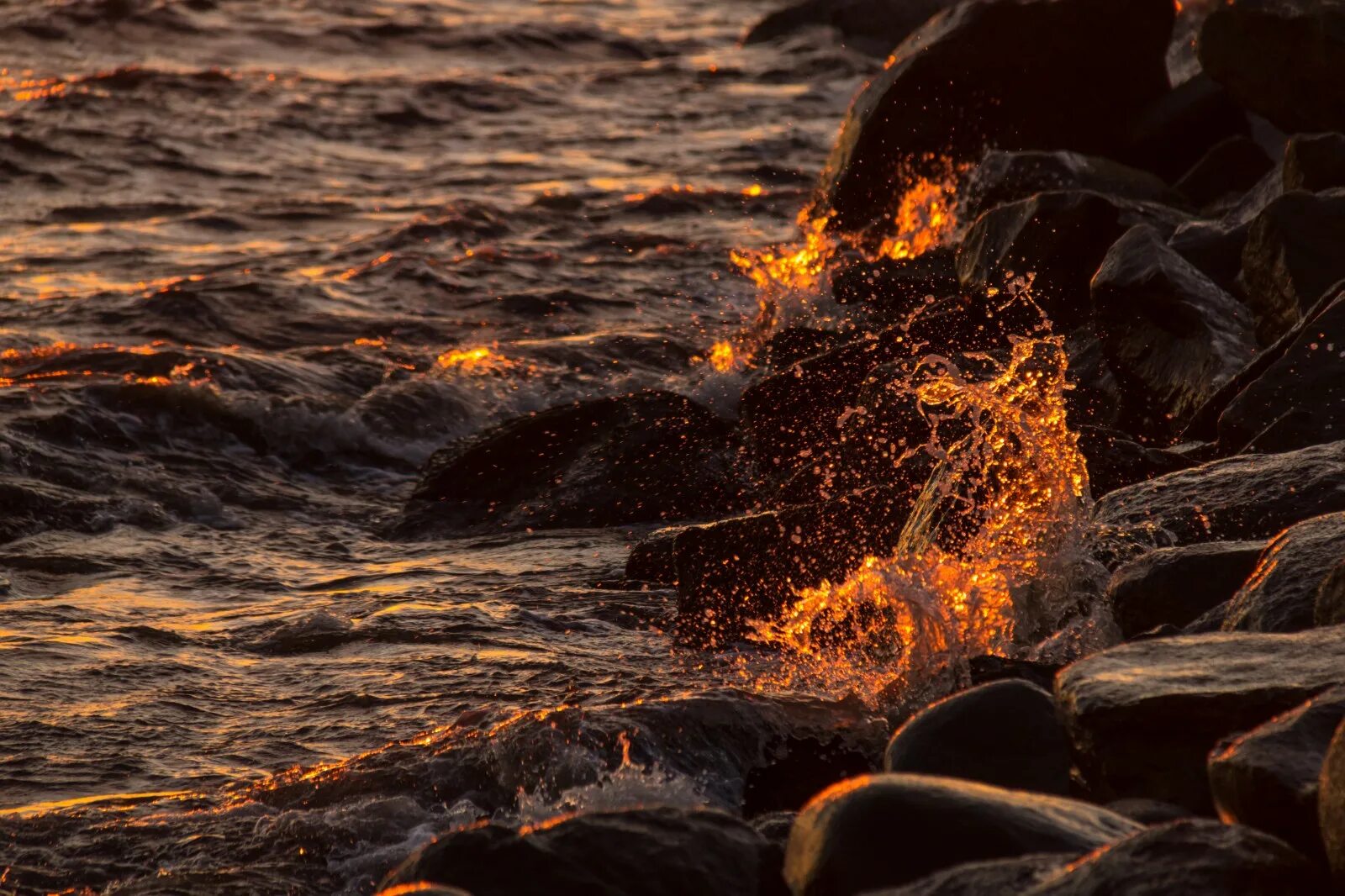 Вода горит. Огненное море. Огонь и море. Закат море костер. Огонь под водой.