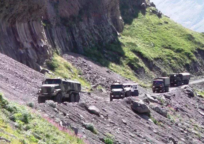 Военная автомобильная дорога. Военная техника в горной местности. Военный КАМАЗ В горах. Колонна военной техники в горах. Военные автомобильные дороги.