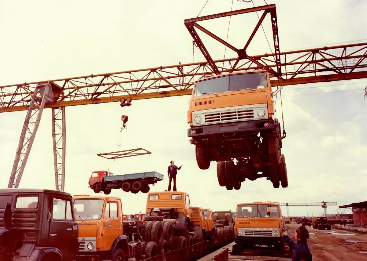 Грузовик набережных. Камский автомобильный завод КАМАЗ 1969. Завод КАМАЗ В Набережных Челнах СССР. Камский автомобильный завод КАМАЗ 5511. Завод КАМАЗ 1976.