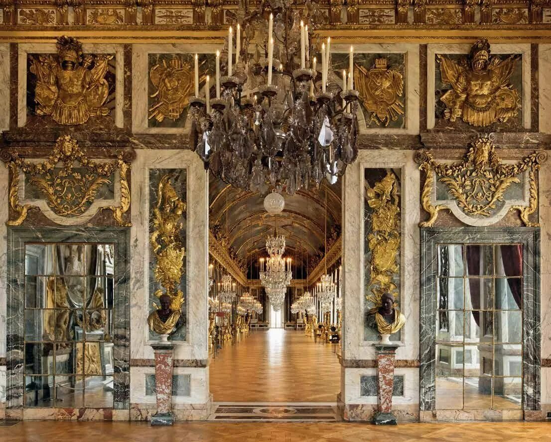 Версаль зеркальная галерея Версальского дворца. Версальский дворец зал войны. Версальский дворец Версаль внутри. Зеркальный зал Версальского дворца.