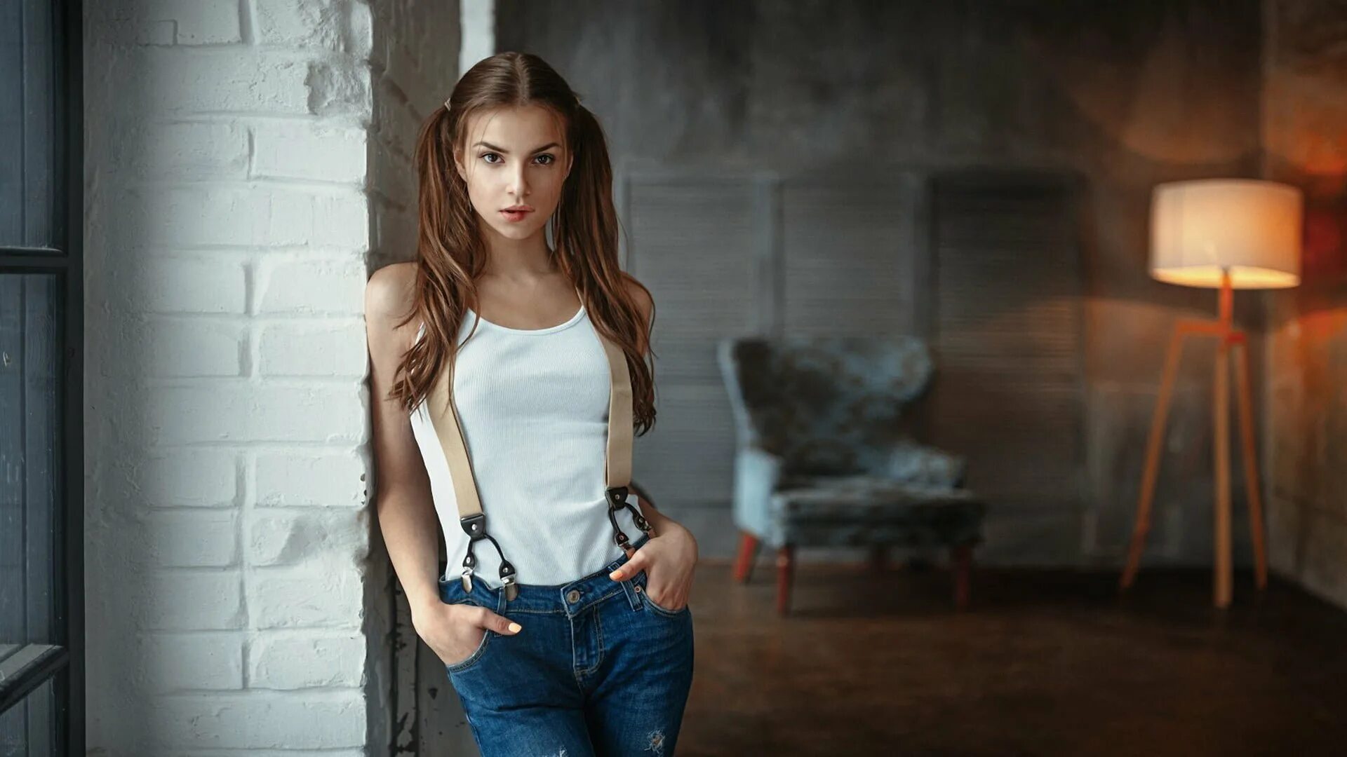 Маленькую хрупкую девушку. Маленькую хрупкую девушку