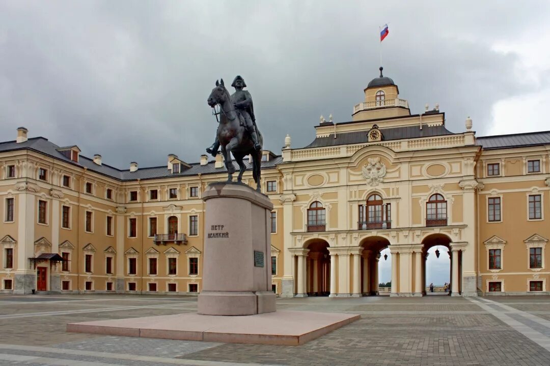 Запись дворец. Константиновский дворец в стрельне. памятник петру 1 перед константиновским дворцом в стрельне. константиновский дворец памятник.