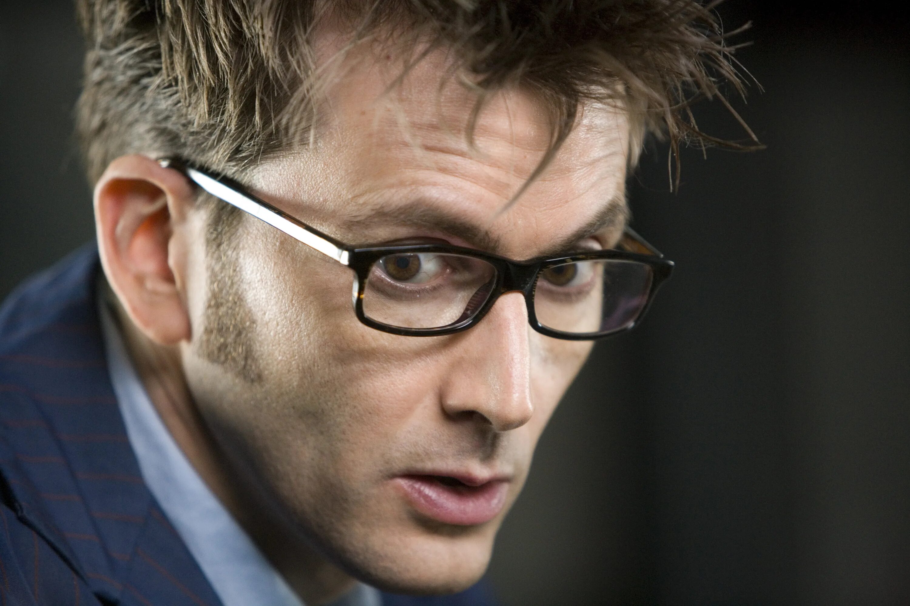 Дэвид Теннант. Дэвид Теннант доктор очки. Дэвид Теннант доктор в очках. Дэвид Теннант фото.