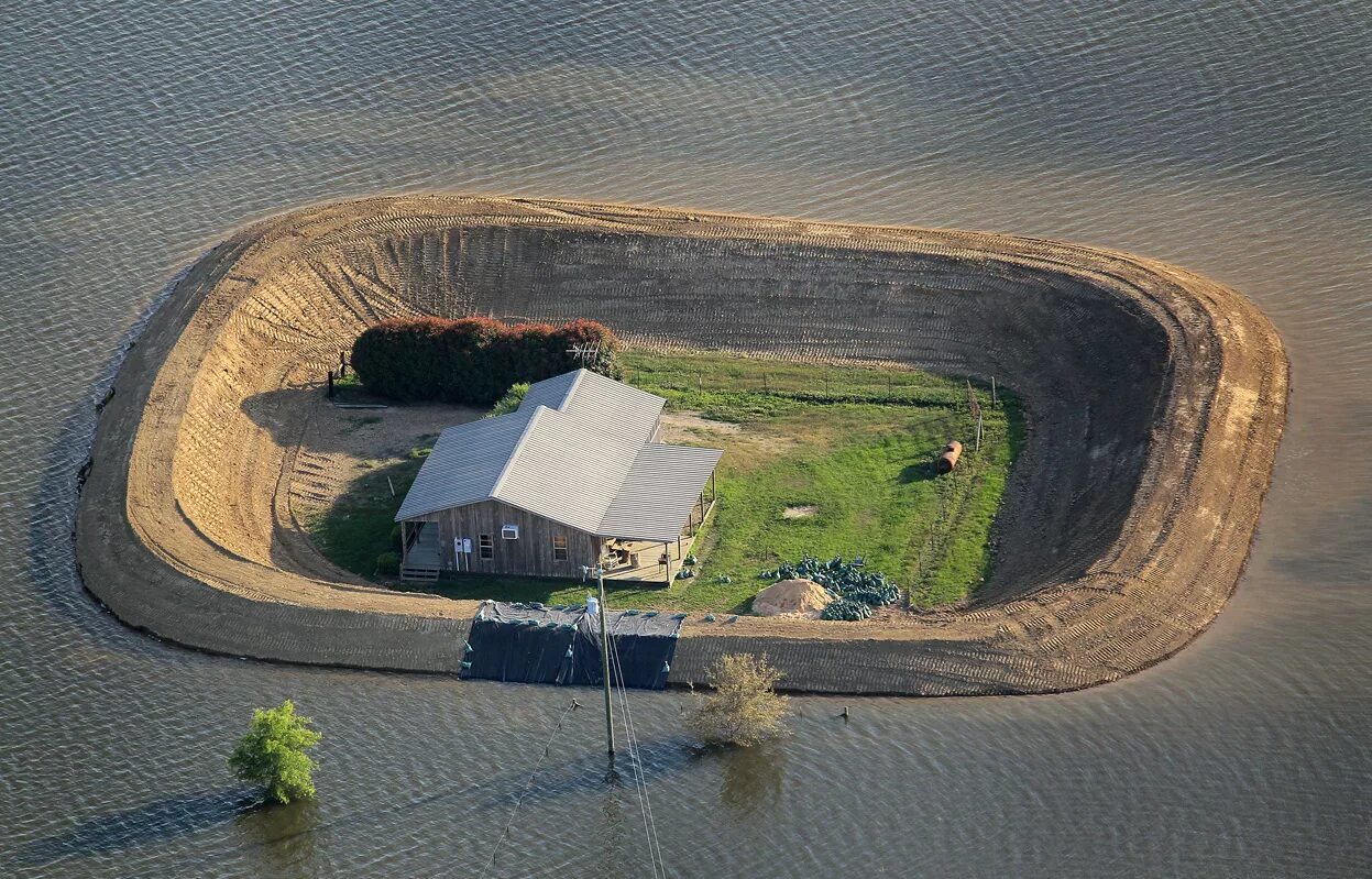 В глубь территории. Миссисипи дамба. Наводнение Миссисипи 2020. Дом от наводнения. Искусственная река.