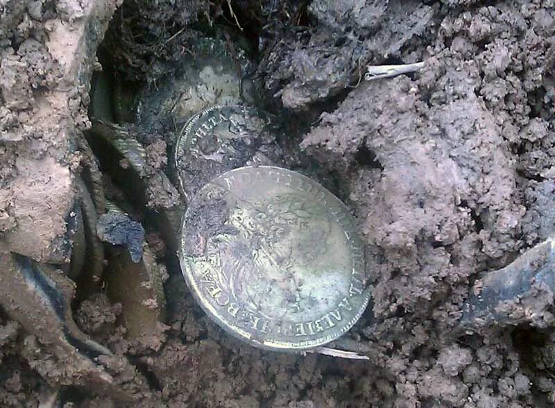 Кратко как найти свою находку. Клад монет Петра 1. Клад в земле. Клад серебряных монет. Клады и находки.