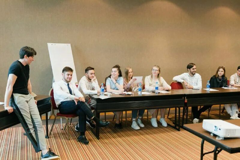 фирма проводит обучающие семинары 2000